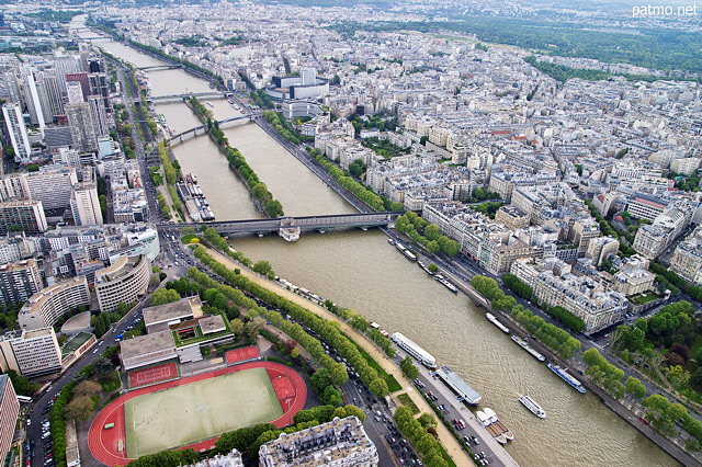 Photo de Paris, du stade Emile Anthoine, de la Seine avec ses ponts et ses pniches