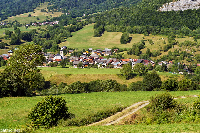 Image d'un paysage rural du Massif des Bauges autour du village de la Compôte