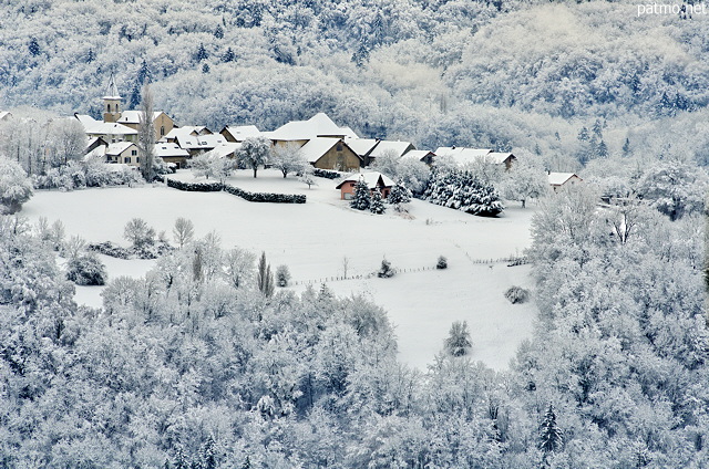 Picture of the french countryside in the snow around Musieges village