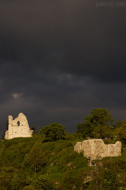 Photographie d'un ciel d'orage sur les ruines du château de Chaumont en Haute Savoie