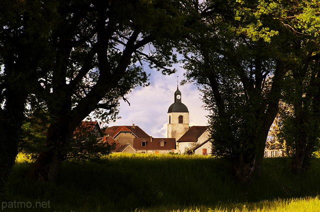 Photographie du village de Chaumont vu  travers les arbres