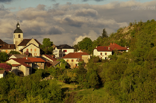 Photographie du village de Chaumont au printemps