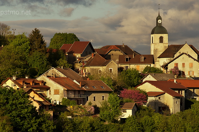 Photo du village de Chaumont en Haute Savoie sous la lumire et les nuages