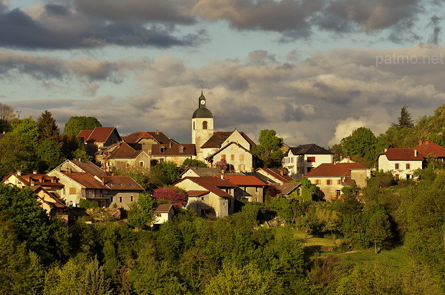 Photo du village de Chaumont et de son clocher sous un ciel de printemps