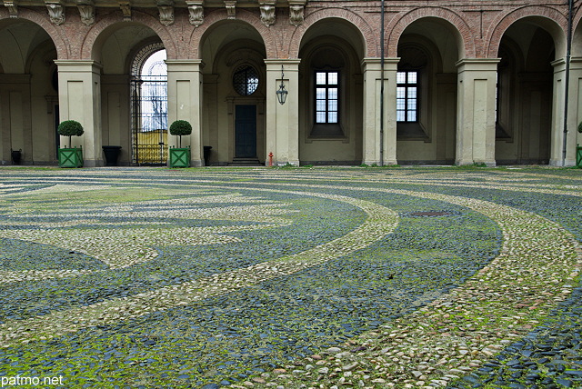 Image de la cour  intrieure du Palais Royal de la ville de Turin en Italie