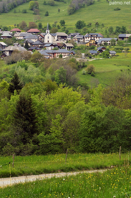 Image du printemps dans la campagne autour de Bellecombe en Bauges