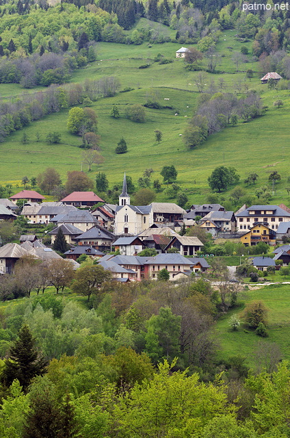 Photo du village de Bellecombe dans les montagnes du Massif des Bauges