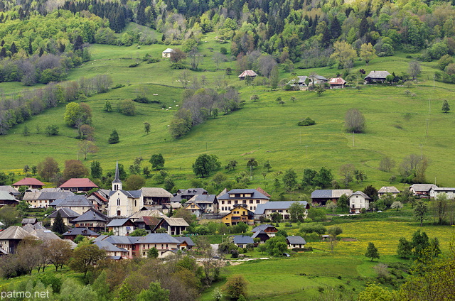 Photo du village de Bellecombe dans les montagnes du Massif des Bauges