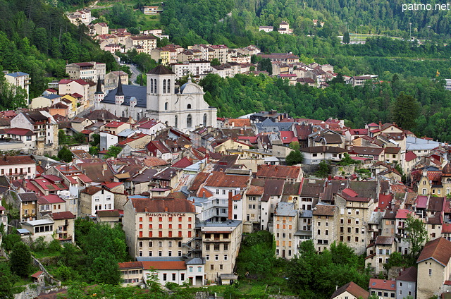 Image de la cathdrale et de la ville de Saint Claude entoures de verdure au printemps