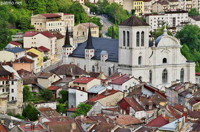 Photographie de la cathdrale et des tots de la ville de Saint Claude dans le Jura