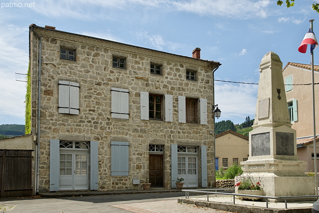 Photographie d'une maison sur la place du village  Saint Pierreville en Ardche