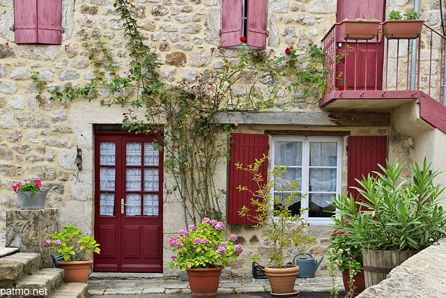Photo d'une façade colorée dans le village de Saint Pierreville en Ardèche
