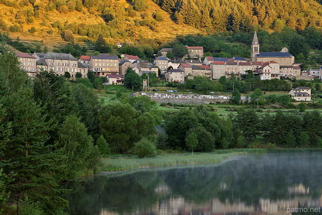 Photo des premières lueurs du jour sur le village de Saint Martial en Ardèche