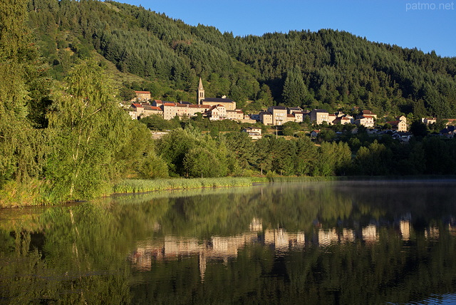 Photographie du village de Saint Martial au dessus de son lac