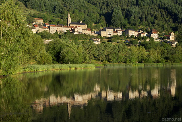 Photographie du village et du lac de Saint Martial en été - Ardèche