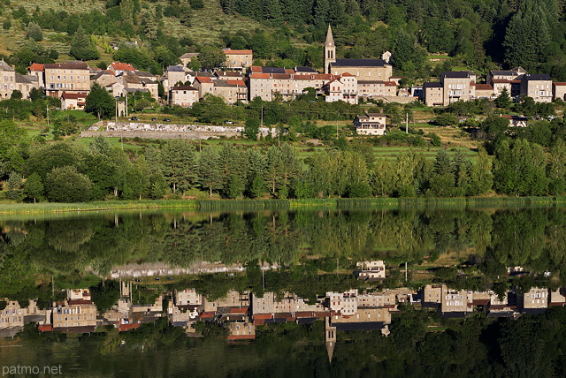 Photo du village de Saint Martial se reflétant dans les eaux du lac