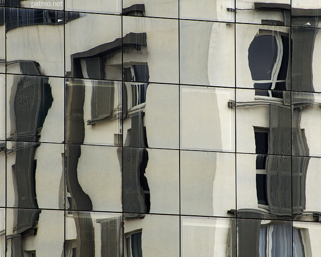 Photographie de reflets d'immeuble sur une faade vitre  Annecy