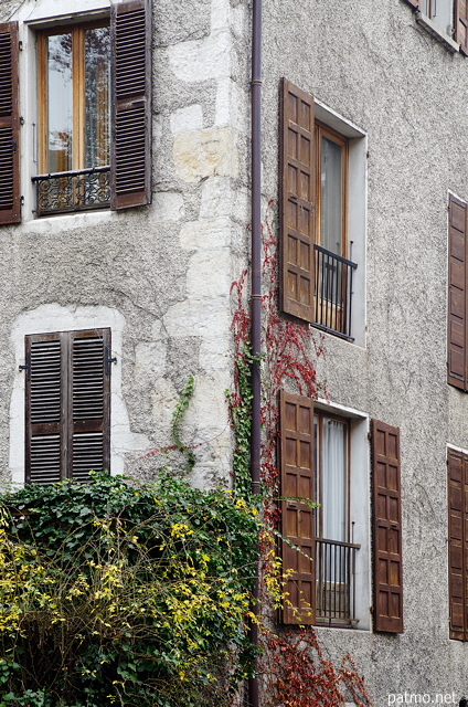 Photographie de faades d'une maison des vieux quartiers d'Annecy