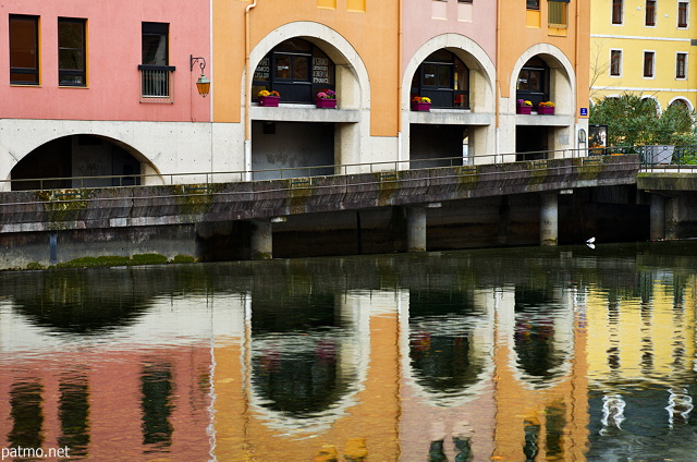Photo des reflets des arcades sur le canal du Thiou à Annecy