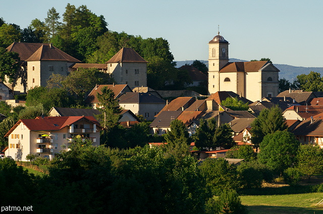 Photo du village et du château de Clermont en Genevois