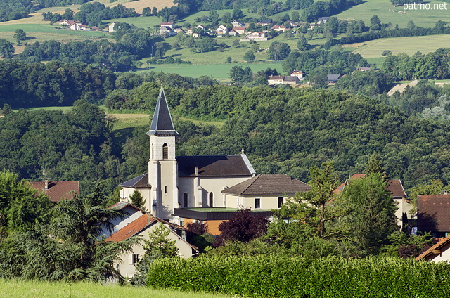 Photographie de l'église et du village de Musièges dans la campagne de Haute Savoie