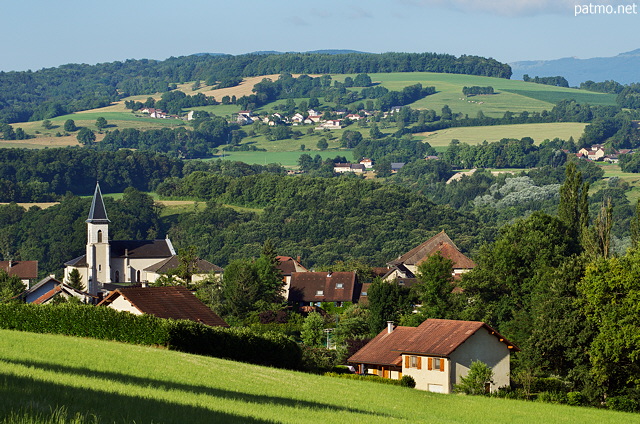 Image du village de Musièges perché dans les collines de Haute Savoie