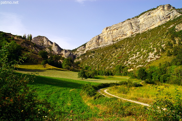 Photographie d'un paysage de moyenne montagne autour du village de La Piarre dans les Hautes Alpes