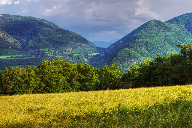 Photo d'un paysage rural sous un ciel couvert dans les Hautes Alpes prs de Notre Dame du Laus