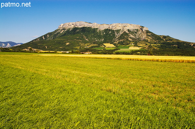 Photographie de la montagne de Saint Genis dans la valle du Buech