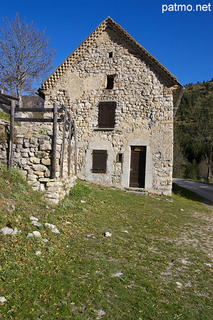 Photo d'une maison en pierre dans les Hautes Alpes  Agnielles