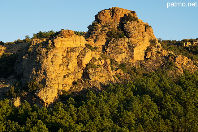 Image du rocher de Roquebrune sur Argens dans la lumière du soir