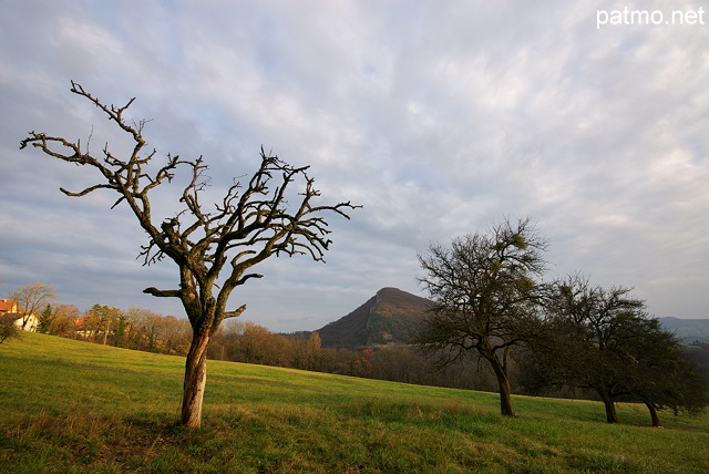 Photographie d'un paysage rural sous les nuages  Chaumont en Haute Savoie