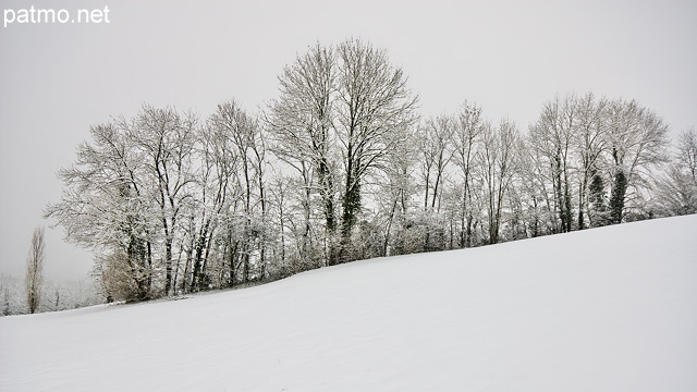 Photo d'un paysage rural enneig en Haute Savoie