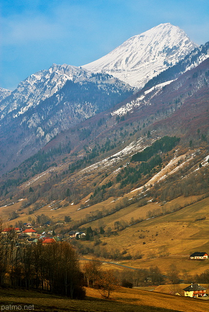 Image des montagnes du Massif des Bauges en fin d'hiver