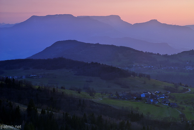 Photo du Massif des Bauges au crpuscule