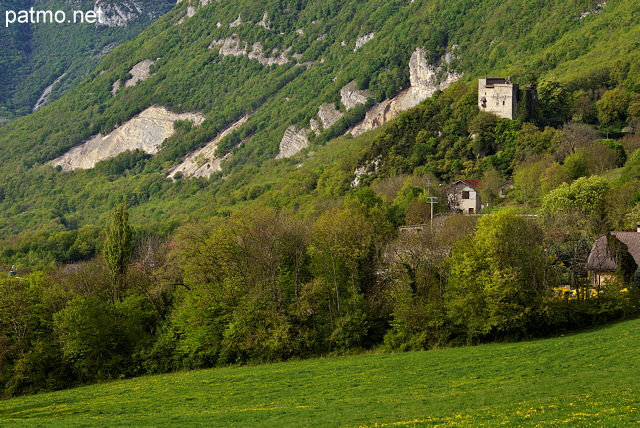 Image du chteau d'Arcine et des pentes de la montagne du Vuache en Haute Savoie
