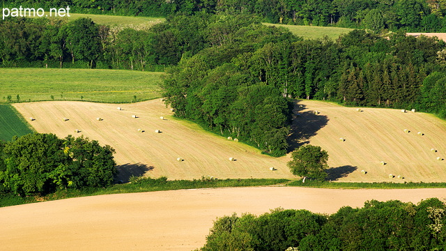 Photo du bocage en Haute Savoie avec des meules de foin dans les champs