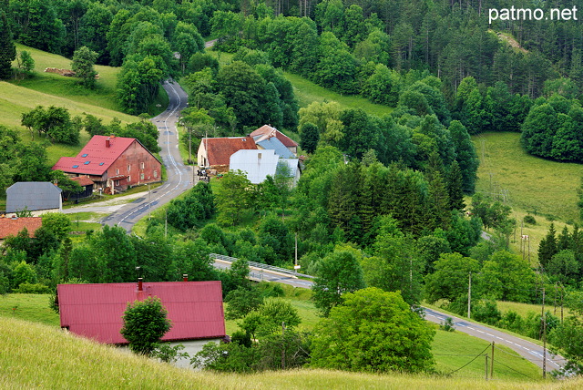 Image de la route à travers la vallée de la Valserine à Chézery Forens