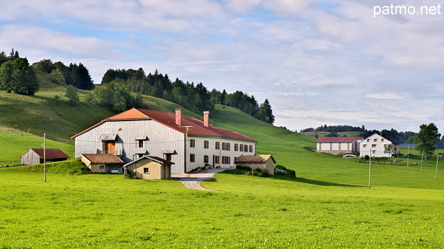 Image de fermes à Bellecombe dans le PNR du Haut Jura
