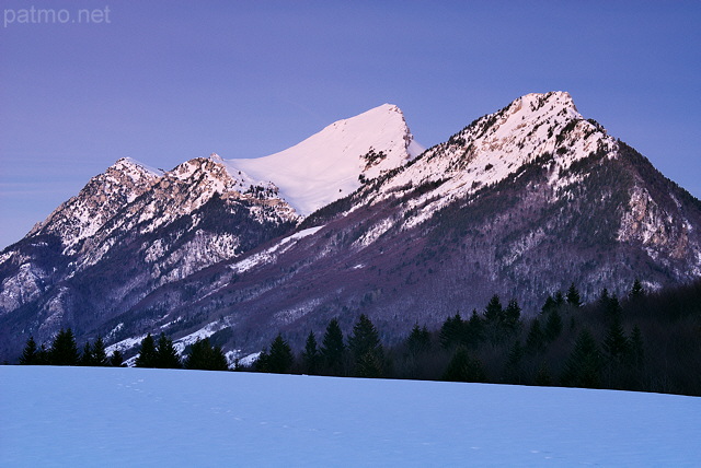 Image des montagnes enneiges du Massif des Bauges au crpuscule