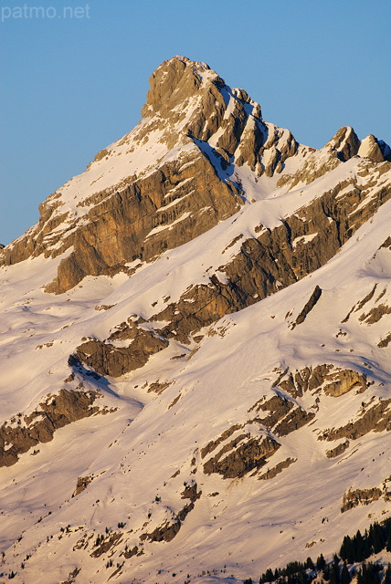 Photo de la Pointe Perce en fin d'hiver dans le Massif des Aravis