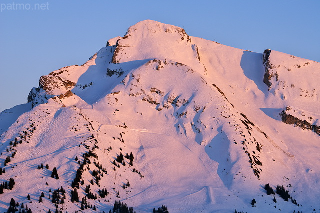 Photographie du sommet de la Pointe de Merdassier dans la lumire du soleil couchant