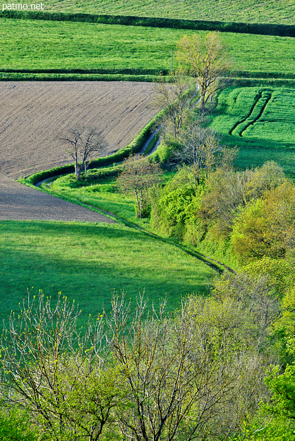 Photo d'un paysage rural au printemps en Savoie