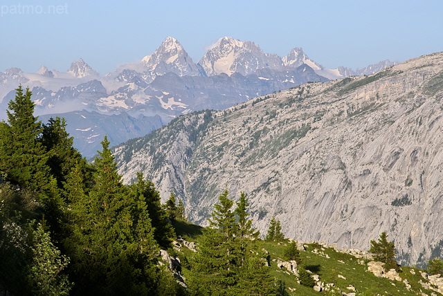 Photographie d'un paysage de montagne depuis les pentes de la Pointe d'Andey