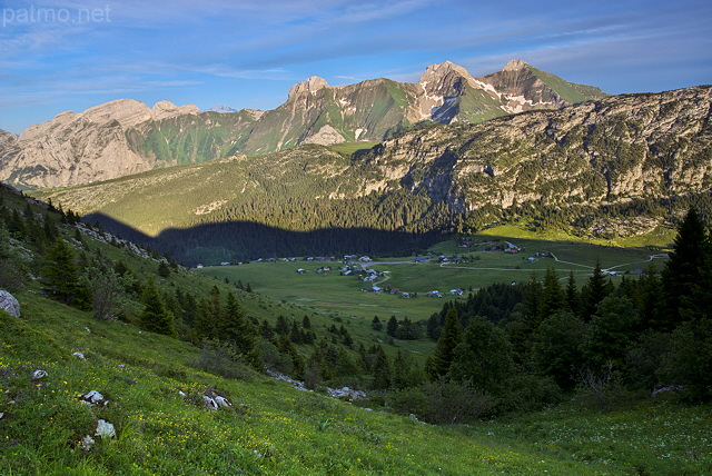 Photographie du Plateau de Solaison sous les montagnes du Massif des Bornes