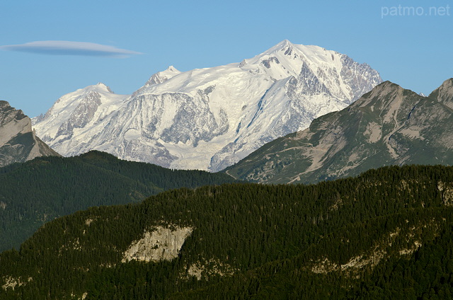 Image du Mont Blanc vu  travers le Col des Aravis