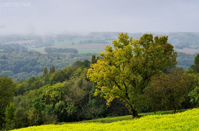 Image de l'automne sur un paysage rural de Haute Savoie