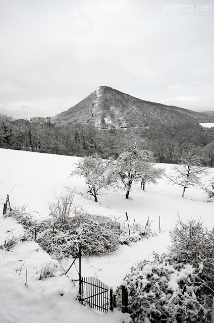 Image d'un paysage rural enneigé à Chaumont en Haute Savoie