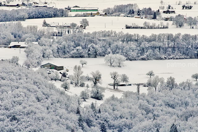 Photographie d'un paysage rural sous la neige à proximité de Frangy en Haute Savoie