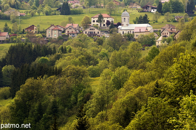 Image du village de Belleydoux au printemps dans le PNR du Haut Jura